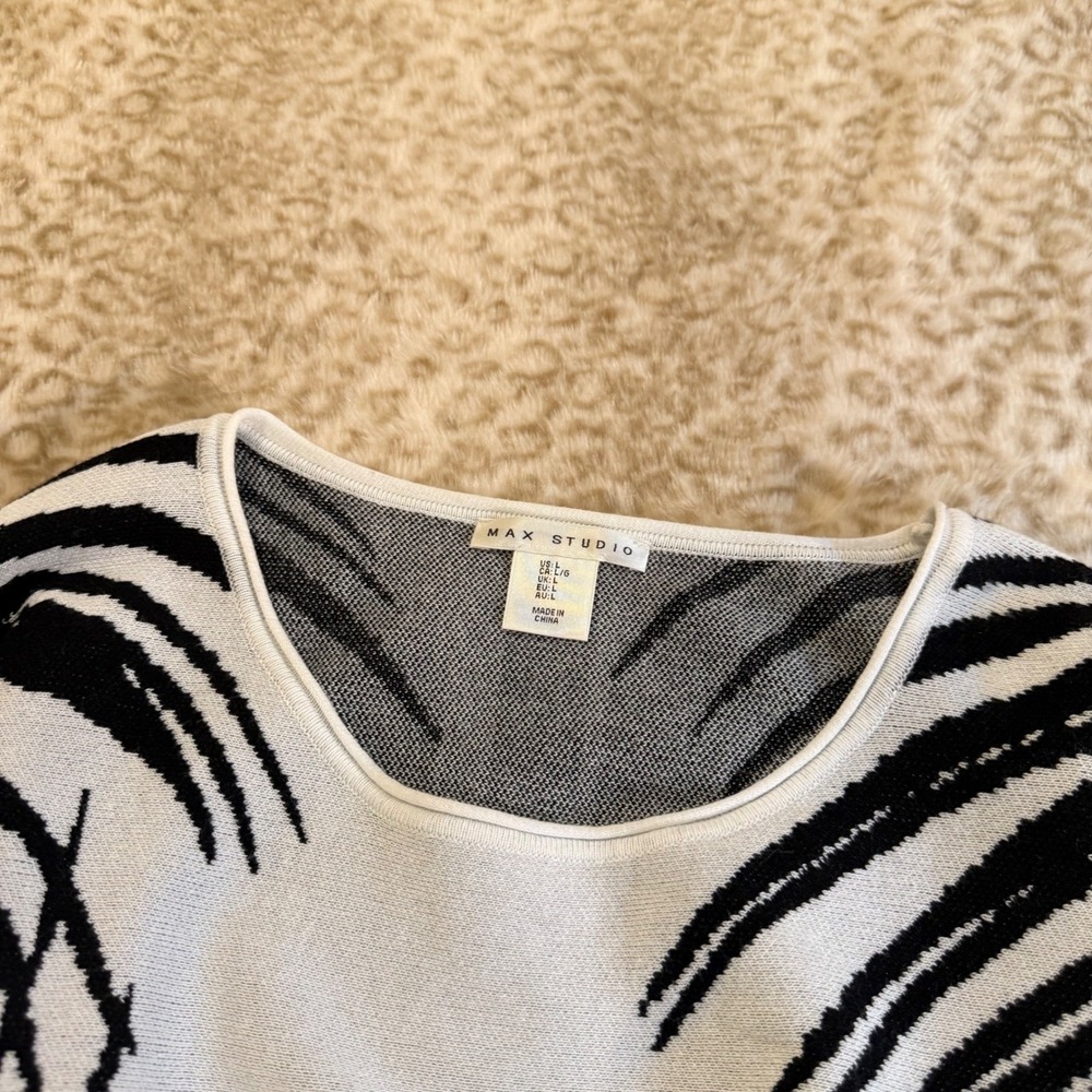 Max Studio Palm Leaf Graphic Knit Sweater Womens Large Black White Streetwear - Picture 3 of 7